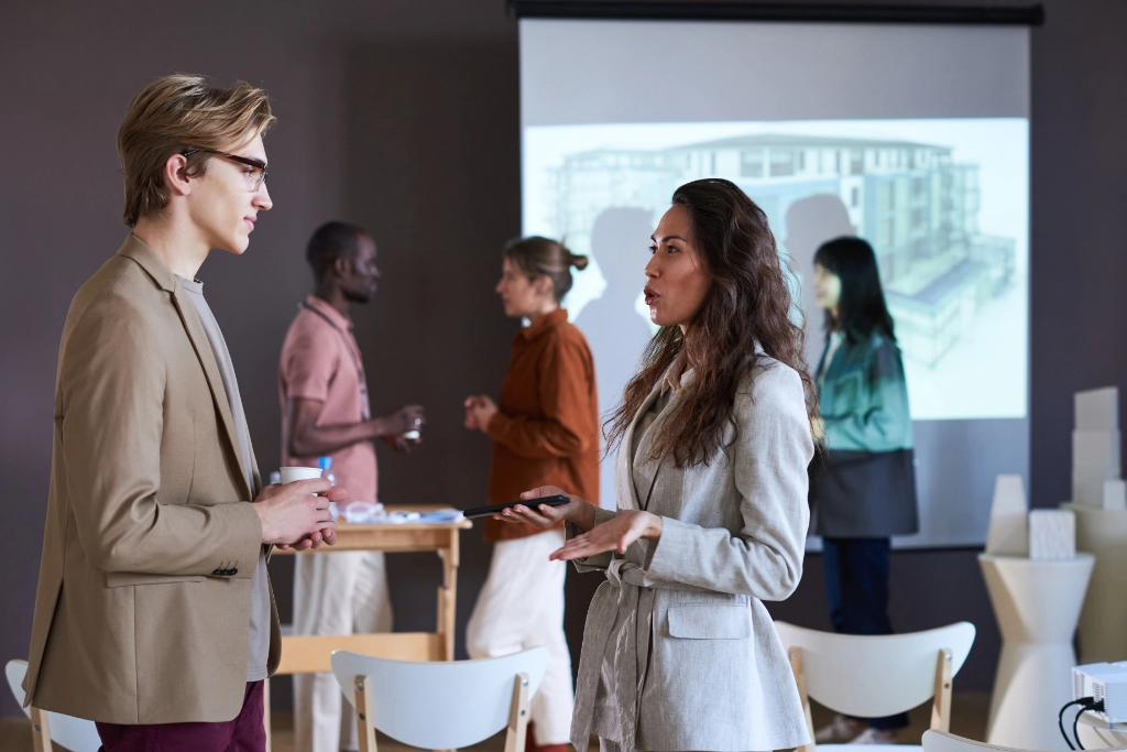 Ein Bild, das Menschen bei einem Workshop zeigt.